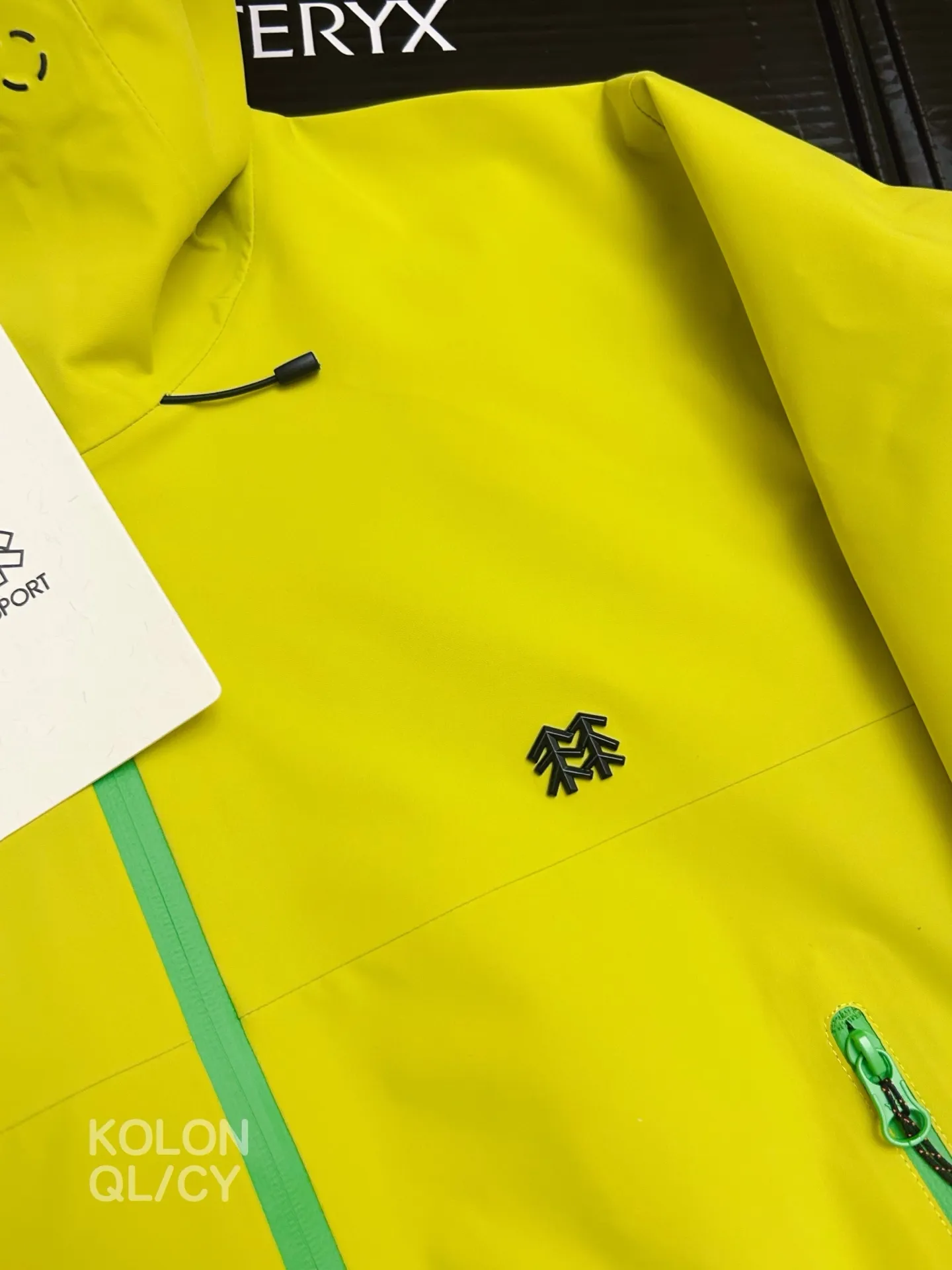 G 20 Kolon HERO Gore-Tex 3L Pro Jacket Who knows? The outdoor girl's natural jacket has been welded to death by Kolon. The lime yellow color can be worn directly on the body of Kasuga Yamano. It is so white that it glows, and there is no need to add a filter when taking photos! Gore-Tex 3L Pro hardcore buff is full, rainstorm-level waterproof + fully windproof, suitable for hiking and urban commuting. The three-layer structure is breathable and does not make you sweat, and you can stay dry even during high-intensity exercise. The soft texture is not stiff at all. Three-dimensional tailoring specially made for girls, slimming but not bloated, welding the sense of outdoor functionality and daily wear A hard-shell ceiling that can be used for travel in all seasons, from snow-capped mountains to cities, with both beauty and strength! Professional player certification! Kolon HEROSeries is the correct way to open a hard-shell jacket. Gore-Tex 3L Pro fabric, 28000mm+ waterproof pressure, RET value ≤ 6, can withstand wind and rain in extreme environments. 9 billion microporous structure, completely waterproof and efficient perspiration, say goodbye to sweat and stickiness. Tear-resistant reinforced technology, Wear-Resistant, can hold up to mountaineering, rock climbing, and long-distance hiking. Adjustable hood + Velcro cuffs, full of details, all-round temperature locking and no wind. Highly saturated lime color, highly recognizable in the mountains, safe and outstanding. A performance model for professional outdoor people with eyes closed, a piece of hardcore equipment that has been worn for ten years 1 Lime enters the mountains and can block all wind and rain🌿 Kolon HERO Gore-Tex 3L Pro, a ceiling of security for girls outdoors 2 Appearance and strength coexist! Kolon professional hard shell, wear the bright colors of spring on your body, rain or shine 3 Gore-Tex Pro hard-core blessing, Kolon HERO jacket, from the city to the mountains, just one piece is enough 4 White lime yellow, professional-level protection, Kolon women's jacket, the natural jersey for outdoor girls 5 Three-layer technology, breathable and not sweaty, Kolon HERO gives you all-day comfort and protection 🎬 Short video oral version (suitable for Douyin/Video account) "Outdoor girl, look here! This Kolon HERO Gore-Tex 3L Pro jacket really won me over! First of all, this lime yellow color is really bright! Go hiking and camping in the spring, take photos and take pictures directly, and it is very recognizable in the mountains! Looking at the performance, Gore-Tex 3L Pro top fabric, rainstorm level waterproof, no wind at all on windy days, even in extreme weather, it is stable. Moreover, the three-layer structure is super breathable, and it will not make you sweat during high-intensity hiking. The soft texture is not as stiff as traditional hard shells. ✅ Top-grade fabrics, hard-core protection. It uses Gore-Tex 3L Pro professional outdoor fabric, 28000mm+ rainstorm level waterproof, fully windproof design, 9 billion micro-hole structure and efficient breathability, completely blocking rainwater penetration, while quickly evacuating sweat, achieving a dynamic balance of waterproofing and breathability, and coping with extreme outdoor environments. ✅ Comfortable tailoring, specially designed for women. Ergonomic three-dimensional tailoring, fit Asian women's body shape, slim but not bloated, soft, comfortable and not stiff, taking into account outdoor functionality and daily wear, saying goodbye to the bulky feeling of hard shells ✅ Full of details, adaptable to all scenes. Adjustable hood design, suitable for helmets; Velcro cuffs, windproof and temperature-locking; waterproof zipper pockets for safe storage; Wear-Resistant fabric splicing to improve durability and meet the needs of all scenarios such as mountaineering, hiking, camping, and commuting. ✅ High-saturation bright colors for safe release. High-saturation lime color is highly recognizable in the mountains, improving outdoor safety while showing whiteness and refreshing, making it easy to create an outdoor fashion sense. Professional outdoor, start with a Kolon HERO. 💡 Supplementary Tips • You can adjust the focus according to the usage scenario: daily wear emphasizes appearance, whitening, and commuting; professional outdoor emphasizes Gore-Tex performance, protection, and durability. Color: Black, Orange, Dark Green, and Dark Gray.